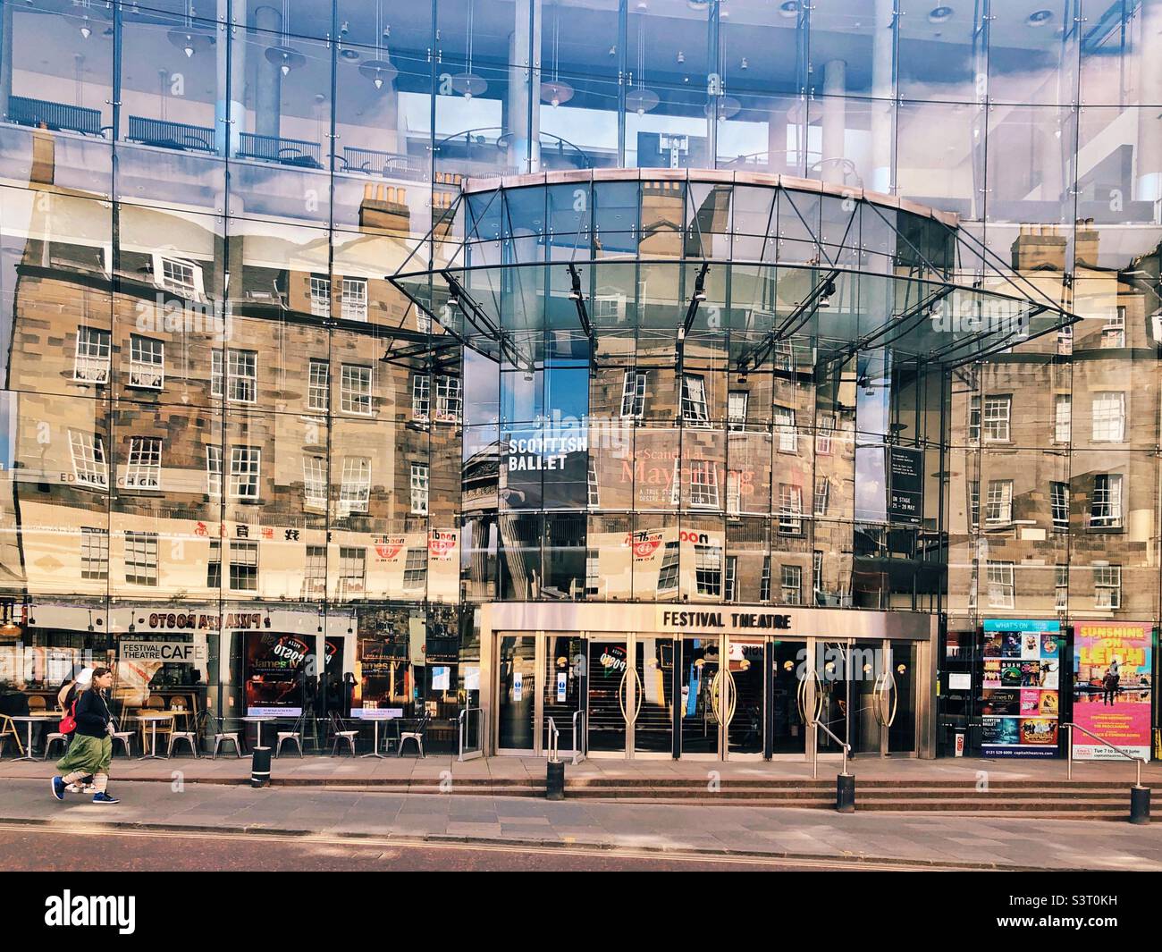 Festival Theatre in via Nicolson a Edimburgo, Scozia. Sede delle arti dello spettacolo, utilizzata principalmente per spettacoli di opera e balletto, eventi musicali su larga scala e gruppi turistici. Dispone di 1915 posti a sedere. Foto Stock