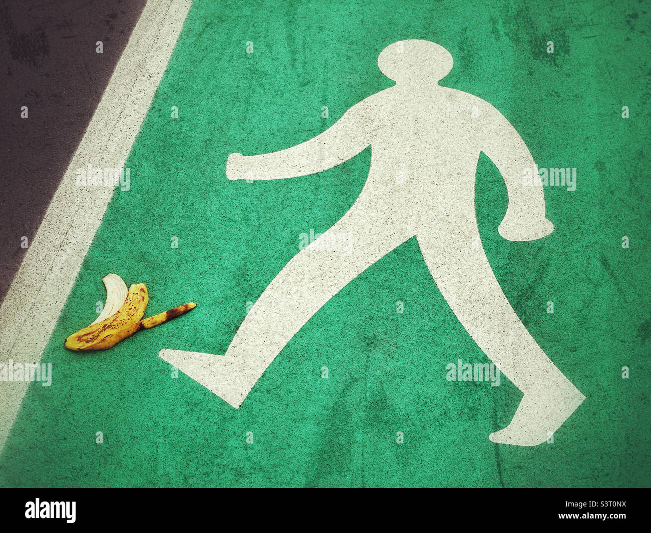 Attenzione! Pericolo! Non camminare sulla pelle di banana scartata! Pericolo davanti. Guarda dove stai camminando. Tieni gli occhi sgodati! Foto ©️ COLIN HOSKINS. - Immagine stock catturata con smartphone