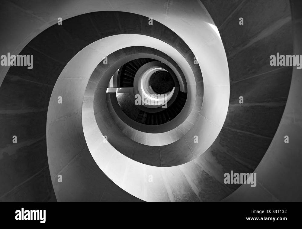 Scala a chiocciola in bianco e nero - Immagine stock catturata con smartphone