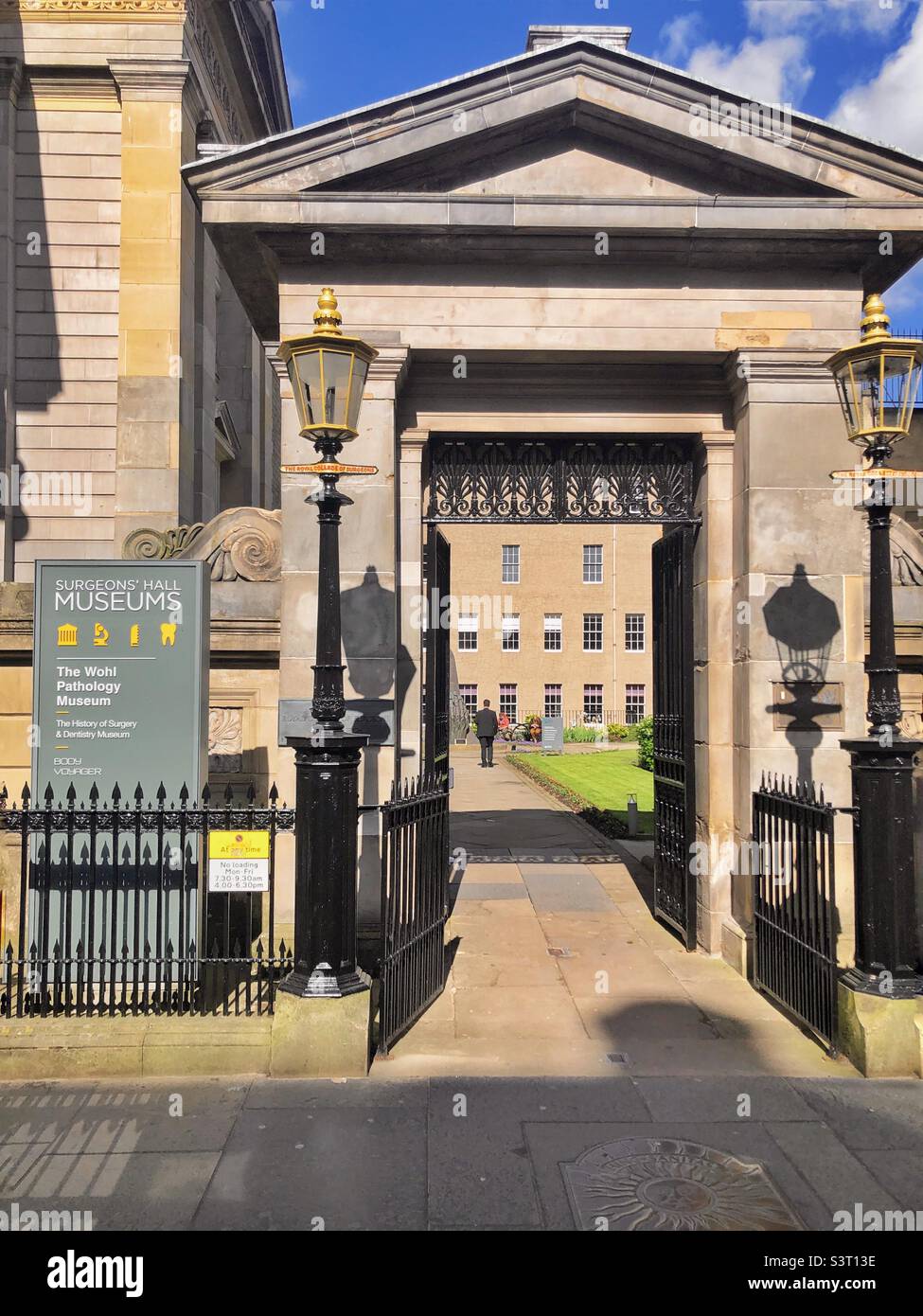 Ingresso al museo Surgeons’ Hall, Nicolson Street, Edimburgo. E' il principale museo medico della Scozia e una delle molte attrazioni turistiche di Edimburgo. Foto Stock