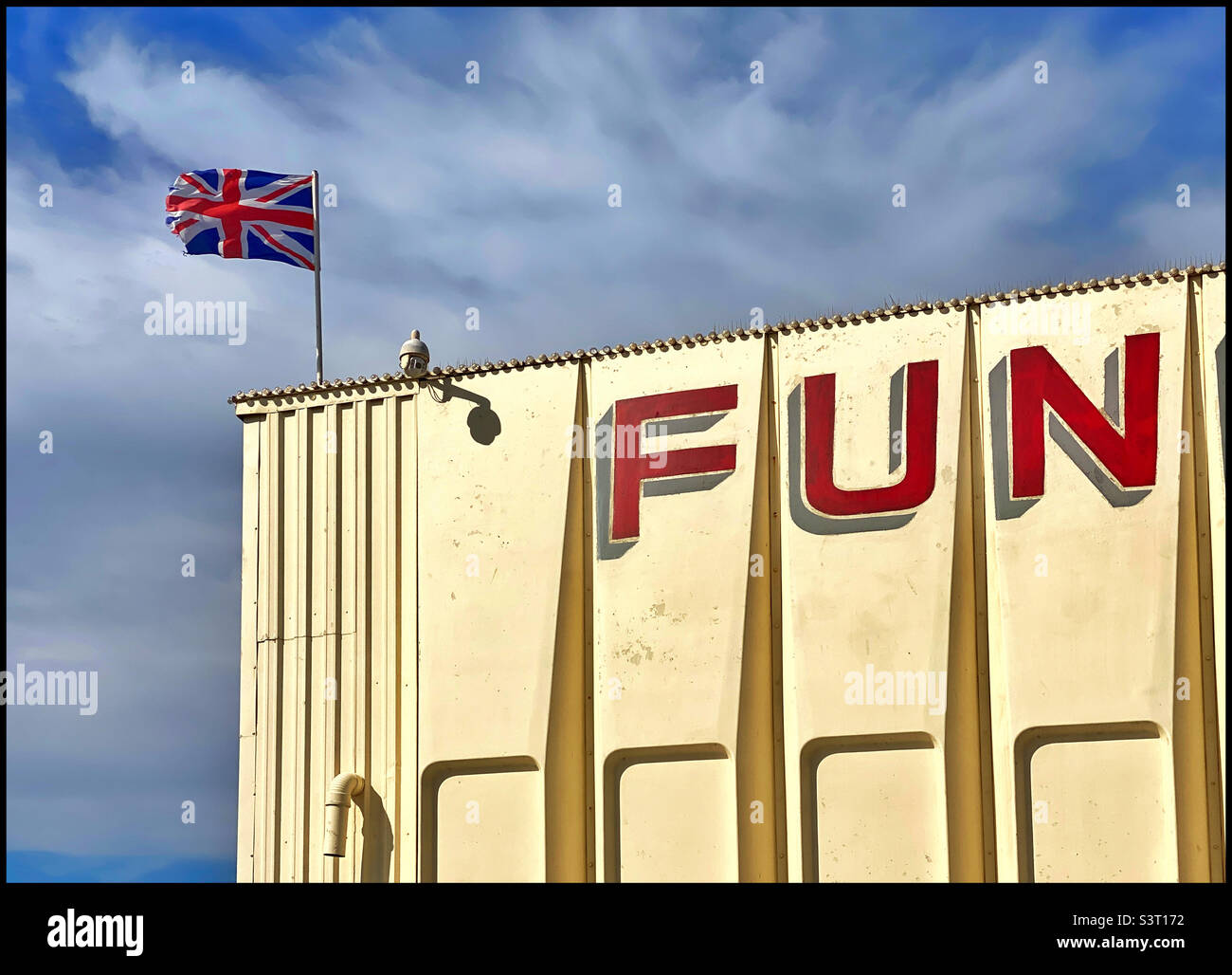 Fun e la bandiera Union Jack. Una metafora visiva?!Foto ©️ COLIN HOSKINS. - Immagine stock catturata con smartphone