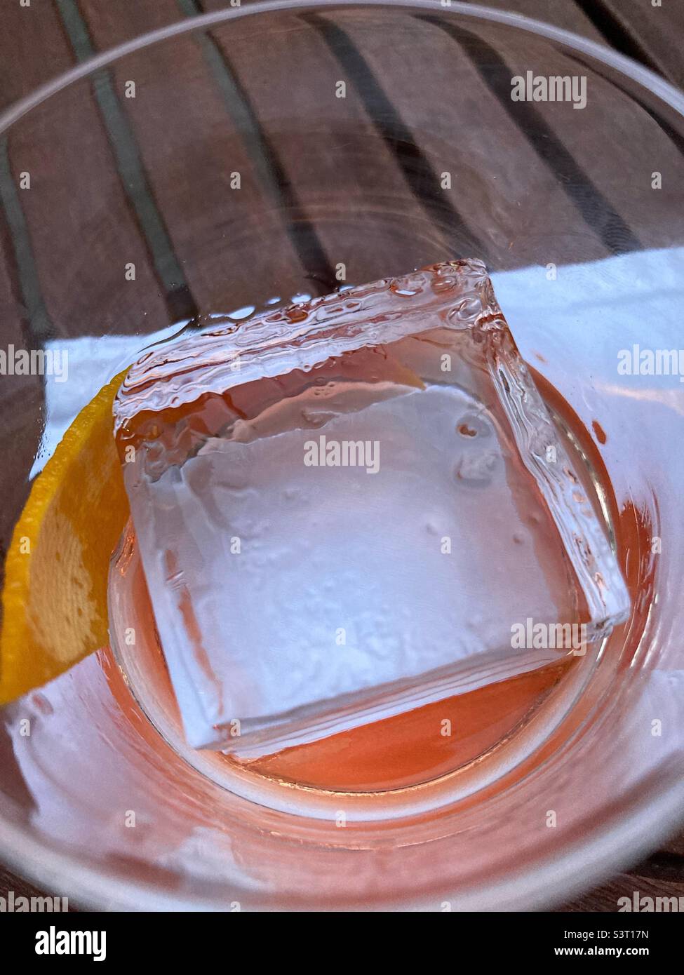 L'ultimo sorso di un cocktail negroni e di un cubetto di ghiaccio Foto Stock