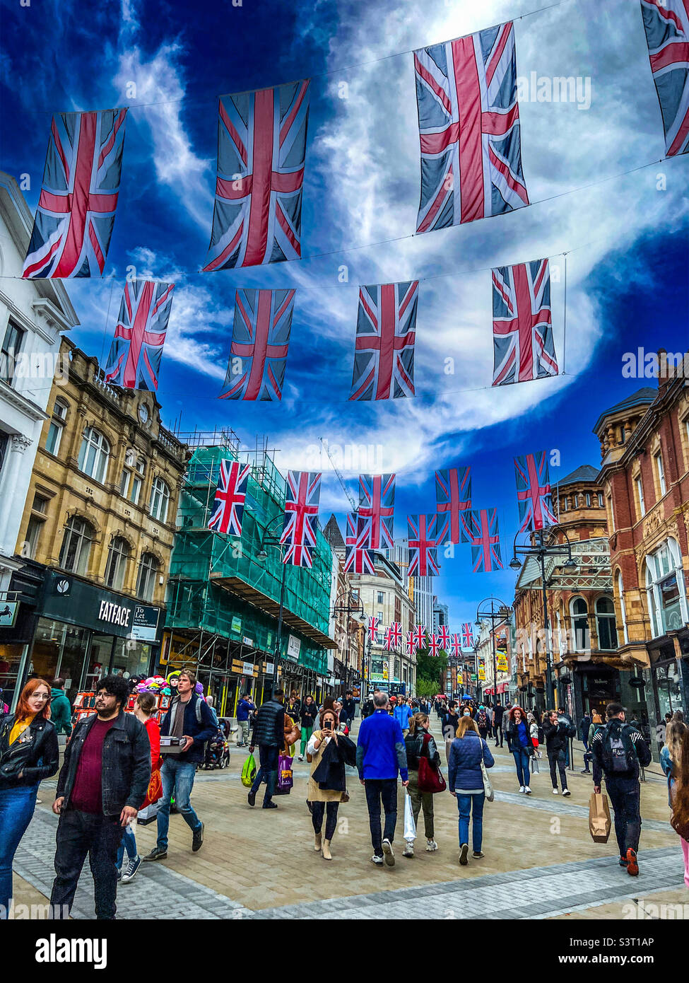 Bandiere sindacali nel centro di Leeds durante le celebrazioni del giubileo di platino della regina Foto Stock