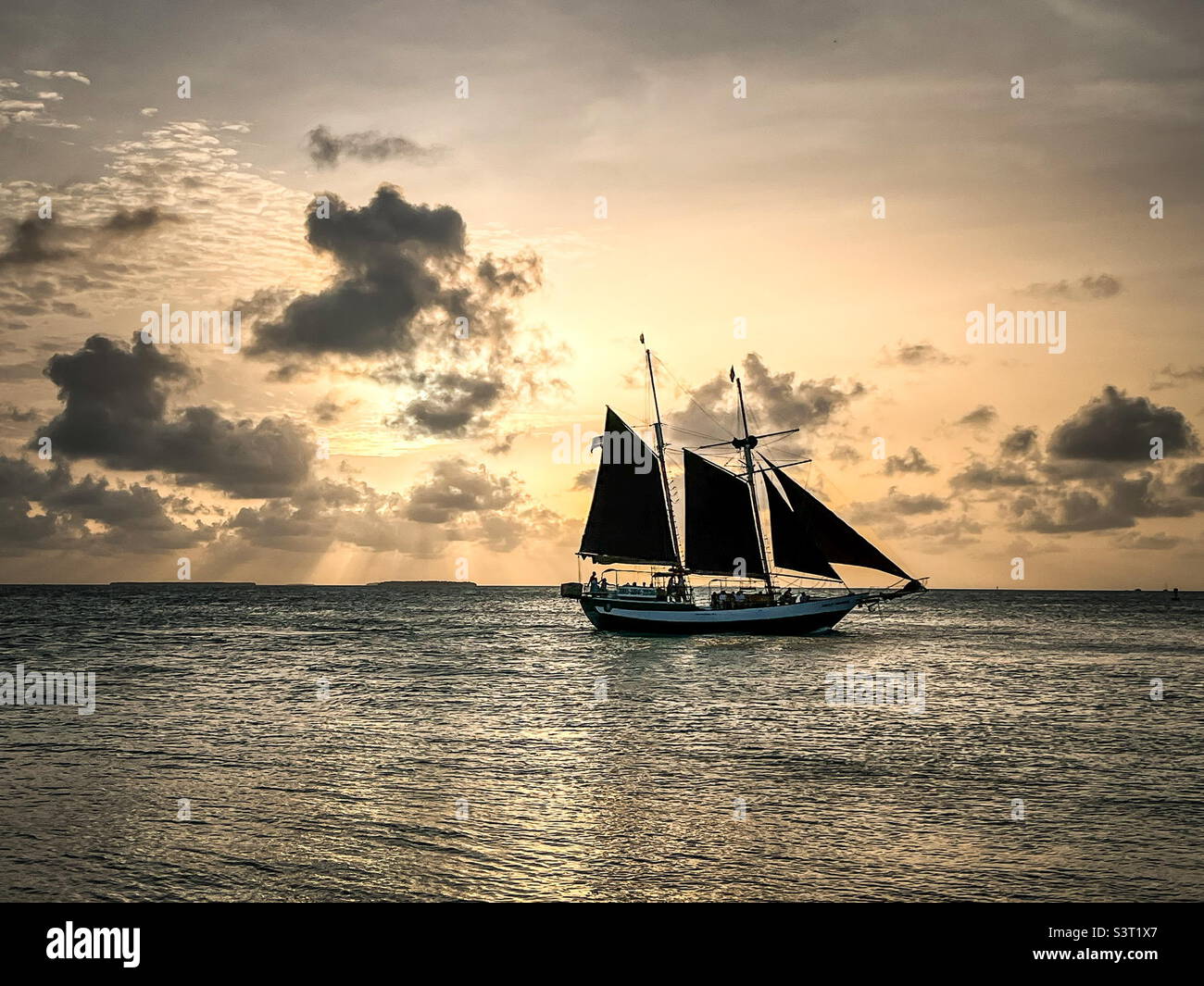 Barca a vela al tramonto, fotografia dell'oceano, fotografia del tramonto, Key West, Florida, crociera booze, festa al tramonto Foto Stock