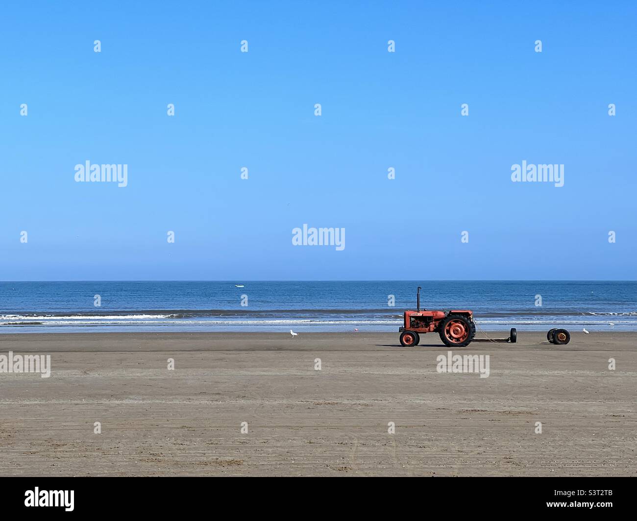 Trattore su una spiaggia sabbiosa Foto Stock