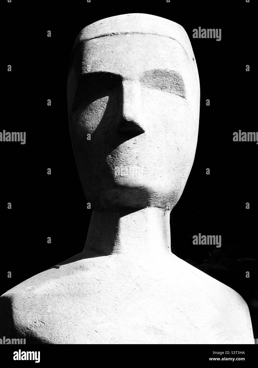Statua senza volto in bianco e nero che rappresenta l'anonimato con spazio copia Foto Stock