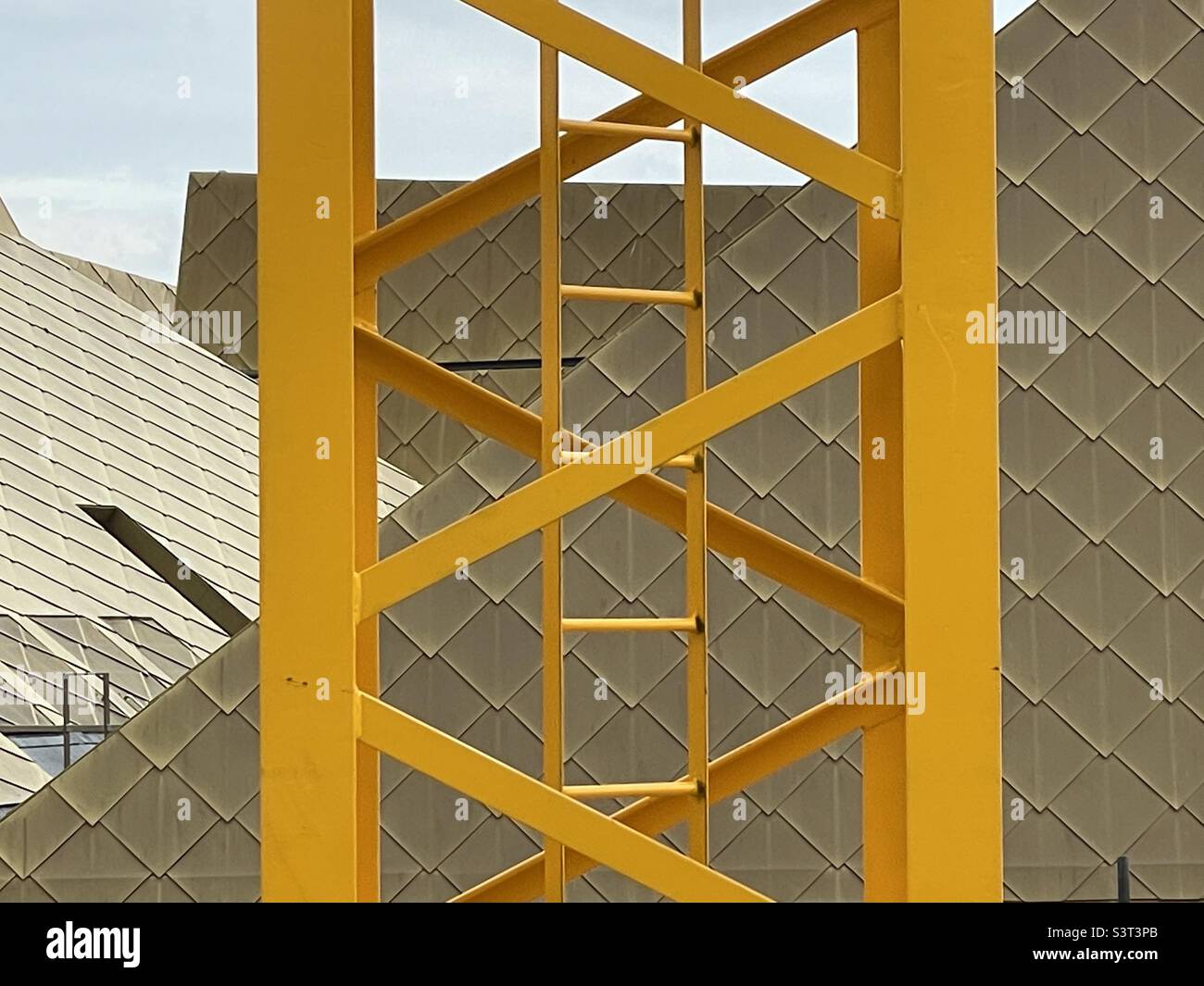 L'acciaieria di una gru dipinta di giallo su un cantiere vicino al Hive a Worcester Foto Stock