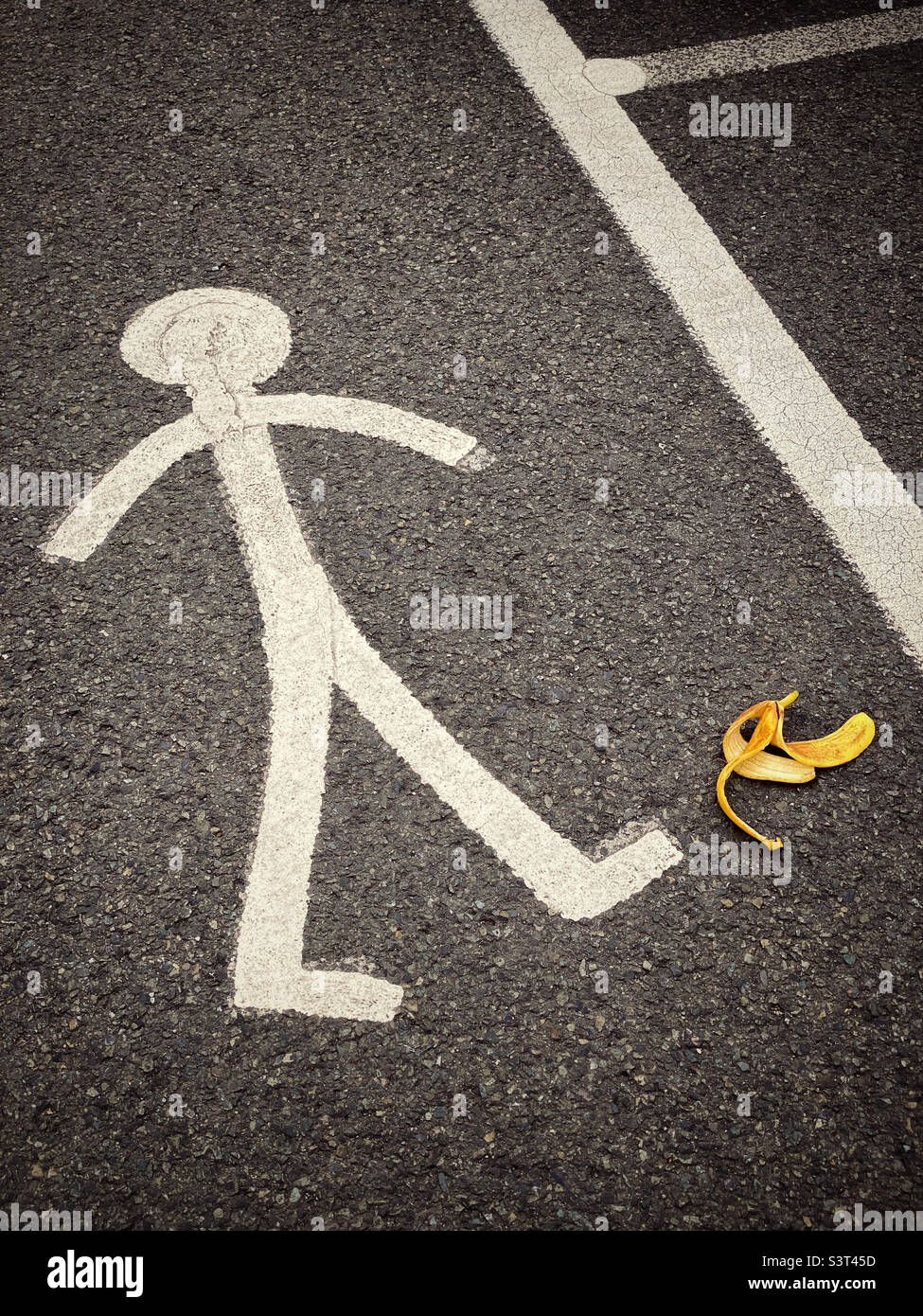 Una buccia di banana scartata potrebbe essere pericolosa se vi scivolate sopra. Attenzione! Tenere gli occhi aperti per evitare rischi. Foto ©️ COLIN HOSKINS. - Immagine stock catturata con smartphone