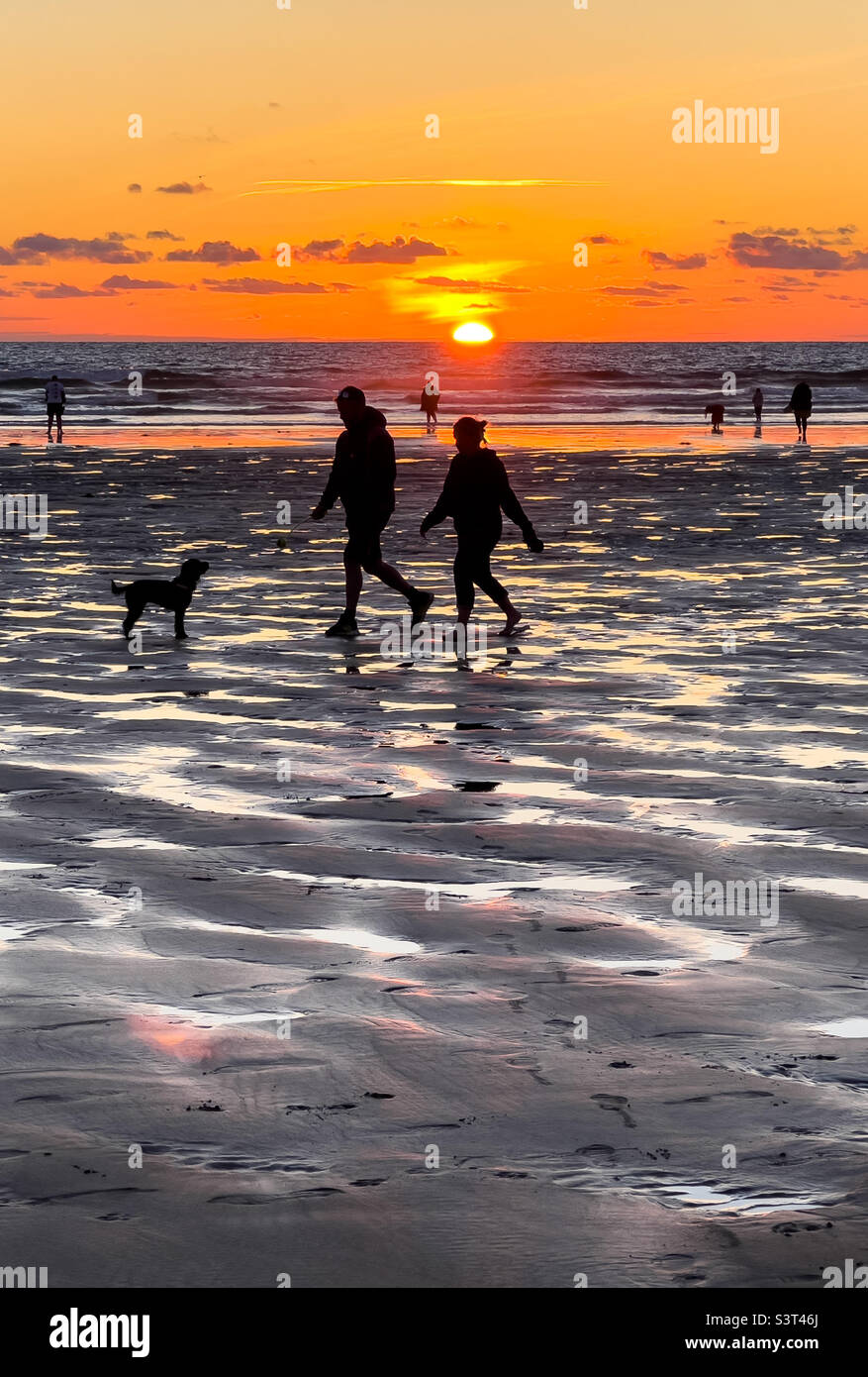 Spiaggia di Perranporth in Cornovaglia al tramonto. - Immagine stock catturata con smartphone