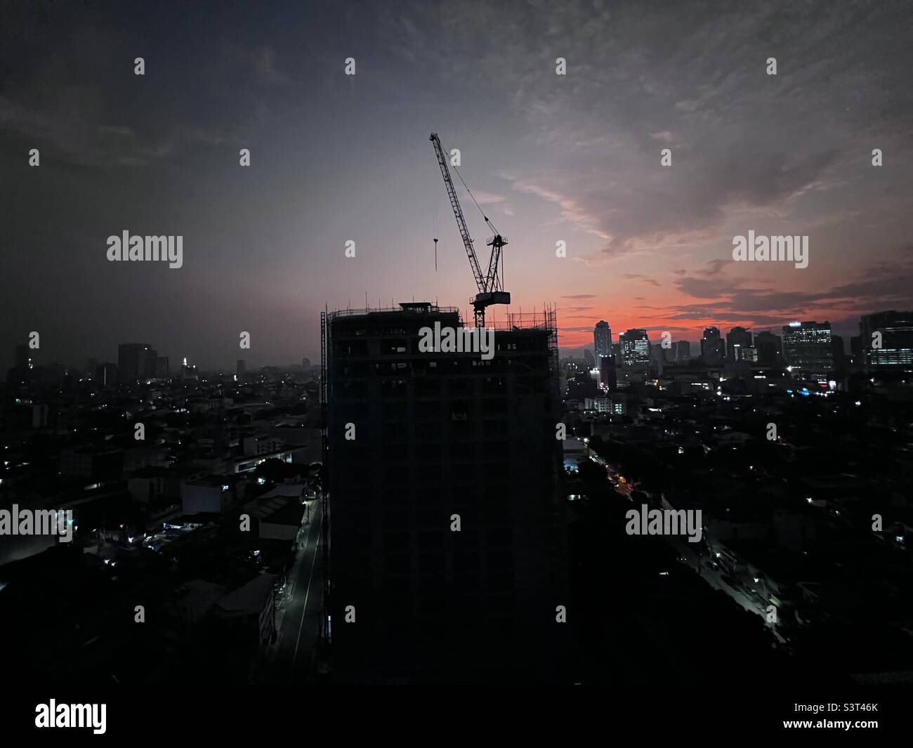 Mattina in citta' con costruzione di un nuovo ed alto edificio - Immagine stock catturata con smartphone