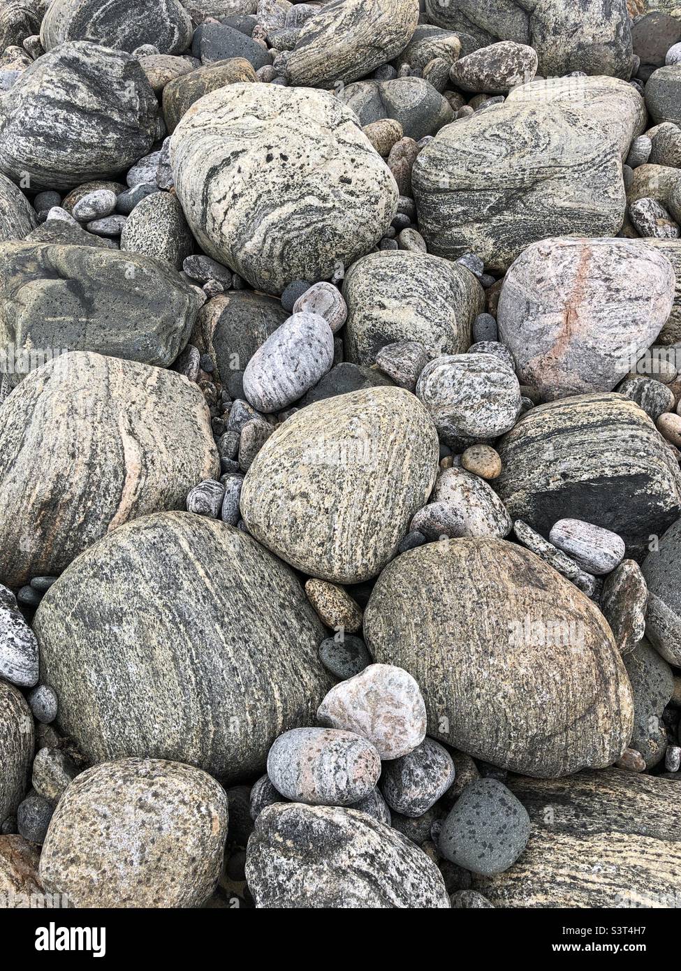 Collezione di pietre arrotondate su una spiaggia sull'isola di Lewis, Scozia, Regno Unito - Immagine stock catturata con smartphone