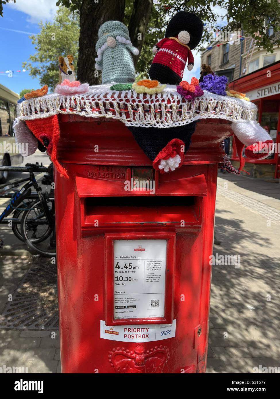 Postbox in Bakewell decorato per il Giubileo del platino - Immagine stock catturata con smartphone