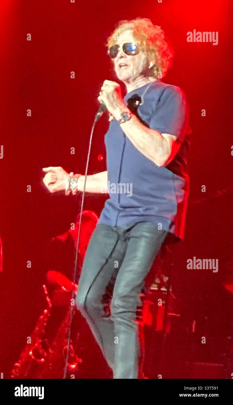 Mick Hucknall sul palco con Simply Red al Peterborough Embankment 11th giugno 2022 - Immagine stock catturata con smartphone