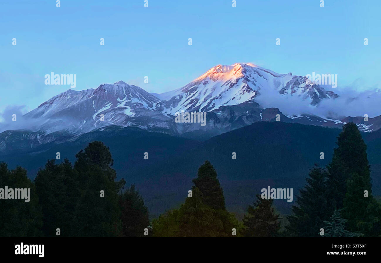 Monte Shasta con la luce dell'ultima sera Foto Stock