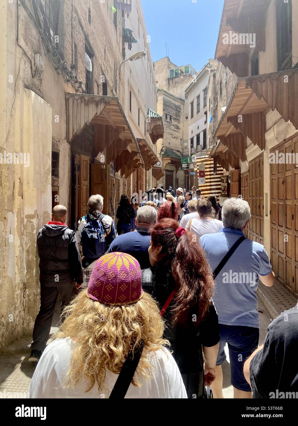 Gruppo di turisti a Medina di Fez antichi vicoli stretti, Marocco, Nord Africa - Immagine stock catturata con smartphone