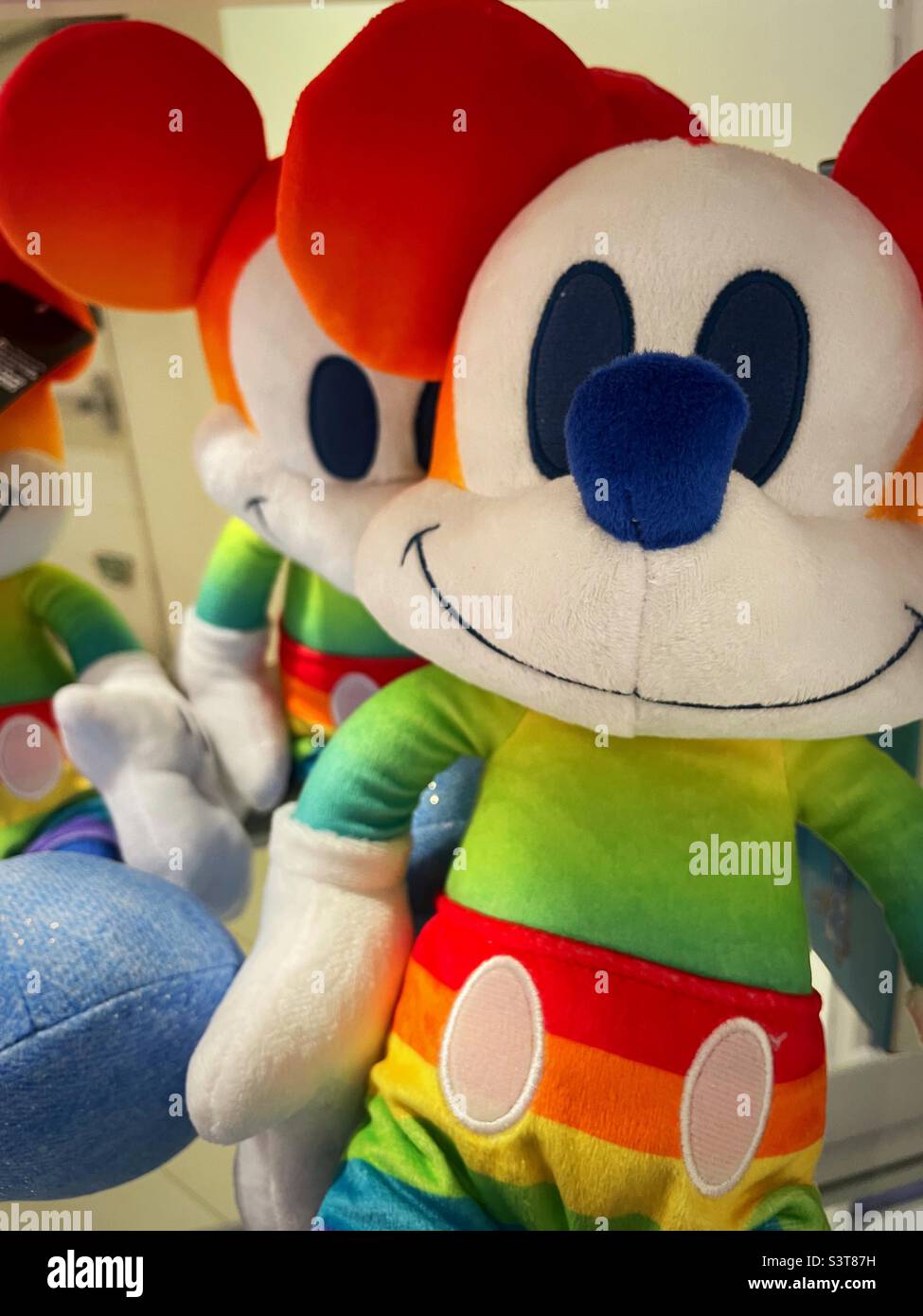 Topolino stuffed Plushies decorato con colori arcobaleno per celebrare il mese di orgoglio, New York City, 2022, USA - Immagine stock catturata con smartphone