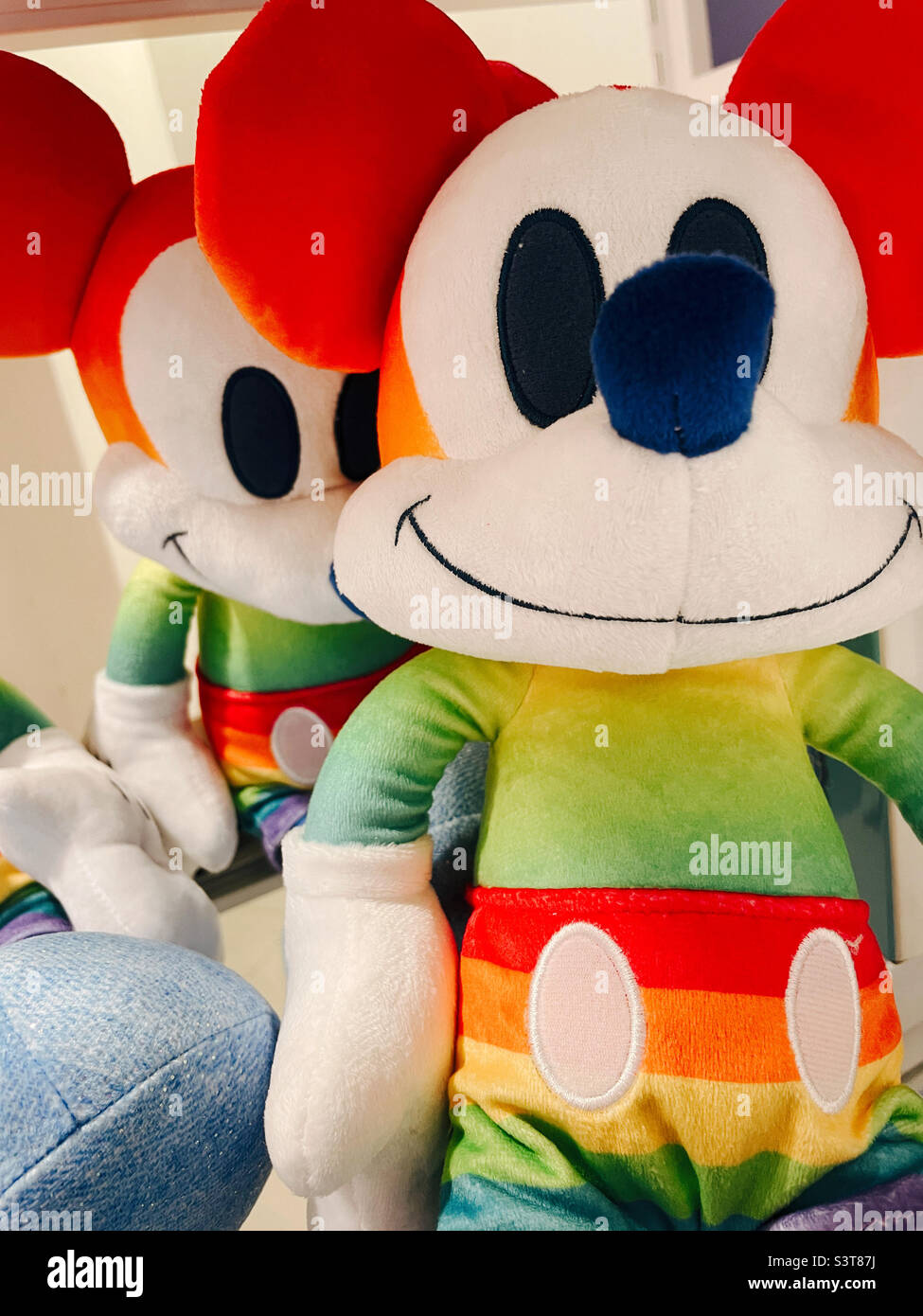 Topolino farciti animali decorati in colori arcobaleno per celebrare il mese di orgoglio, 2022, New York City, USA - Immagine stock catturata con smartphone