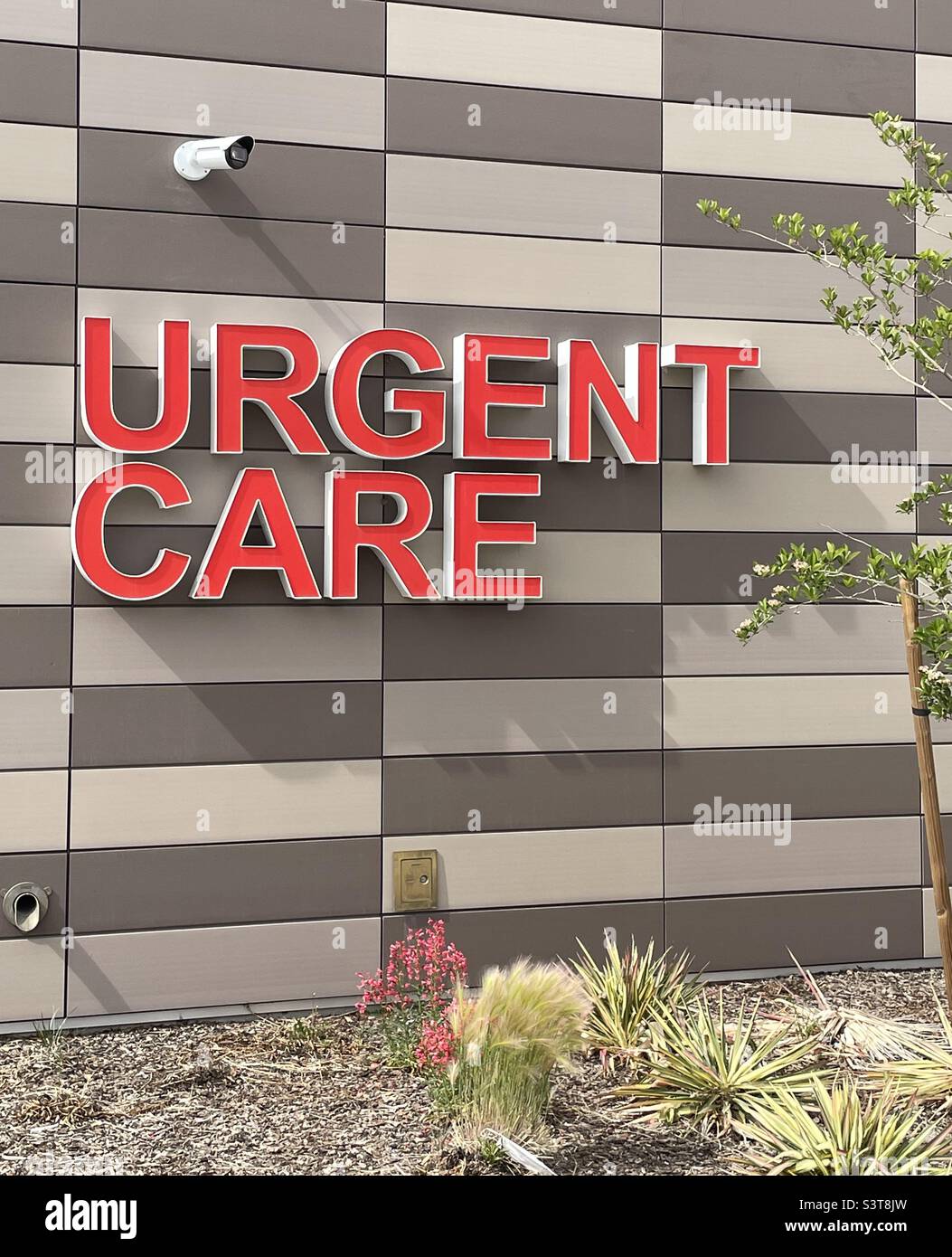 Cartellonistica “urgent Care”, in grassetto, in lettere maiuscole rosse, su un edificio di clinica medica nello Utah, Stati Uniti. - Immagine stock catturata con smartphone