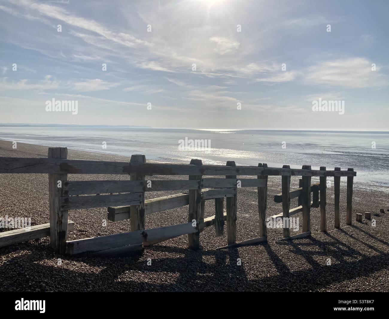 Il parco sulla spiaggia è a bassa marea presto in una mattinata estiva a Pevensey, Eastbourne - Immagine stock catturata con smartphone