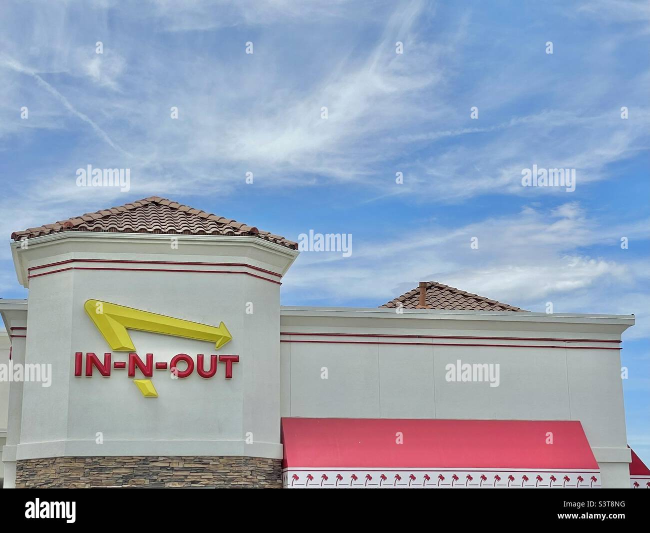 Nella primavera del 2022, in-N-OUT Burger, è presente in Utah, USA, una famosa catena di ristoranti. - Immagine stock catturata con smartphone