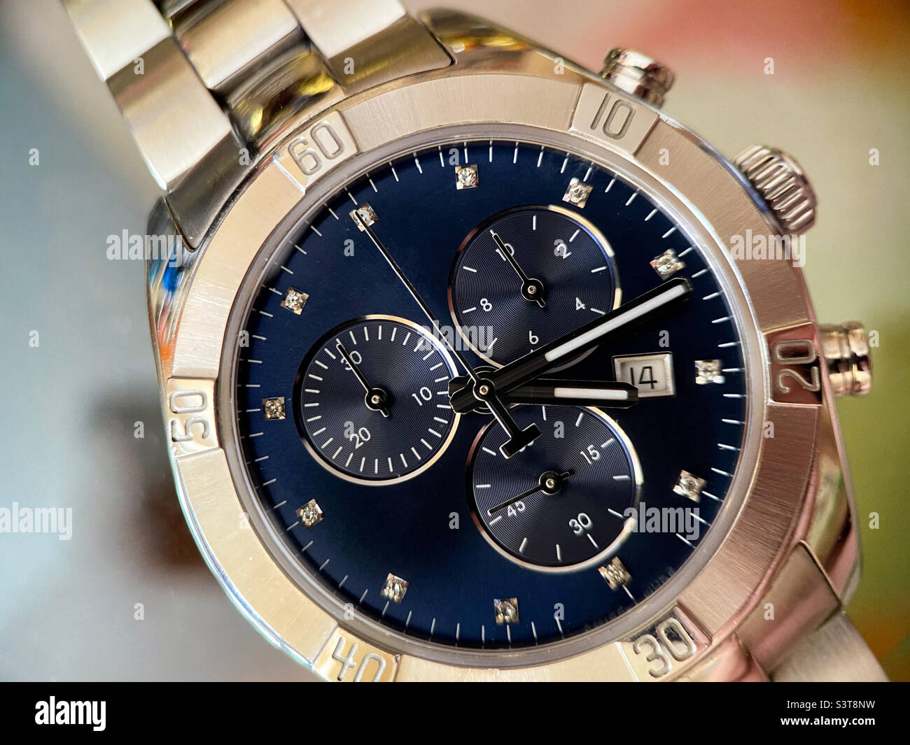 Orologio di lusso in acciaio inossidabile con cronografo, quadrante blu scuro e cinturino in metallo da vicino. Macrofotografia dei dettagli dell'orologio - Immagine stock catturata con smartphone