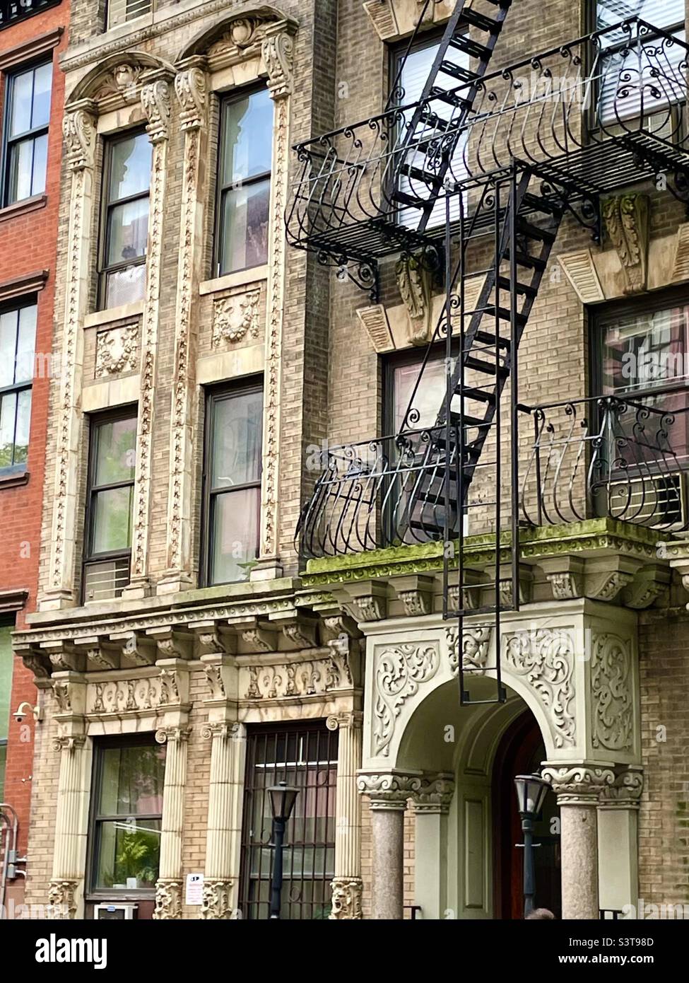Primo piano di dettagli ornati su un vecchio edificio nel Greenwich Village di New York City, USA Foto Stock