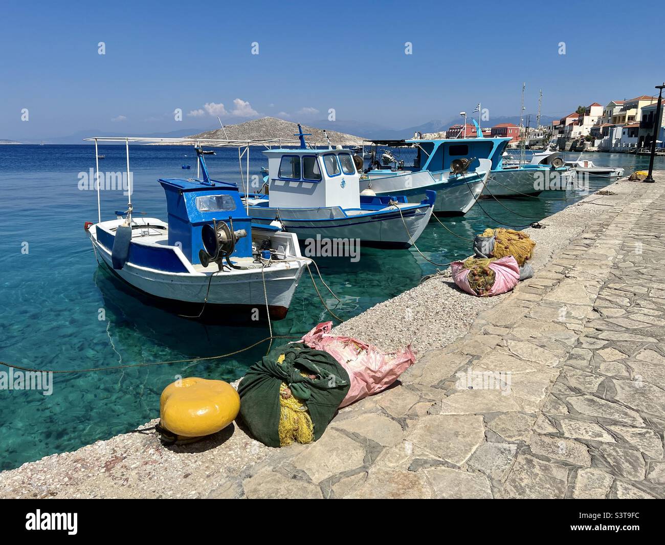 Barche da pesca sulla piccola isola greca di Halki. Foto Stock