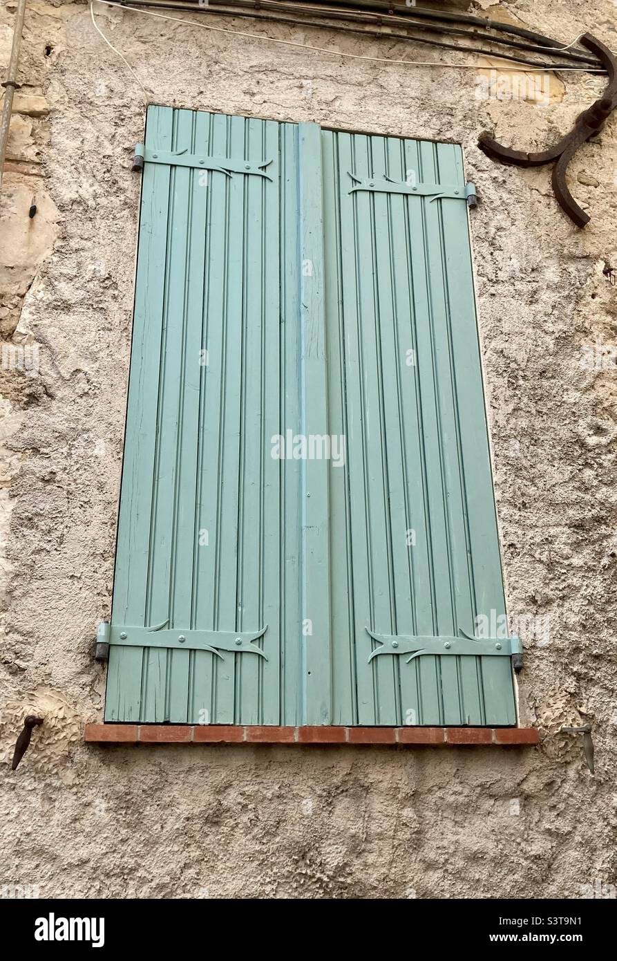 Persiane verdi rustiche trovate nel centro storico di Menton Francia. Foto Stock