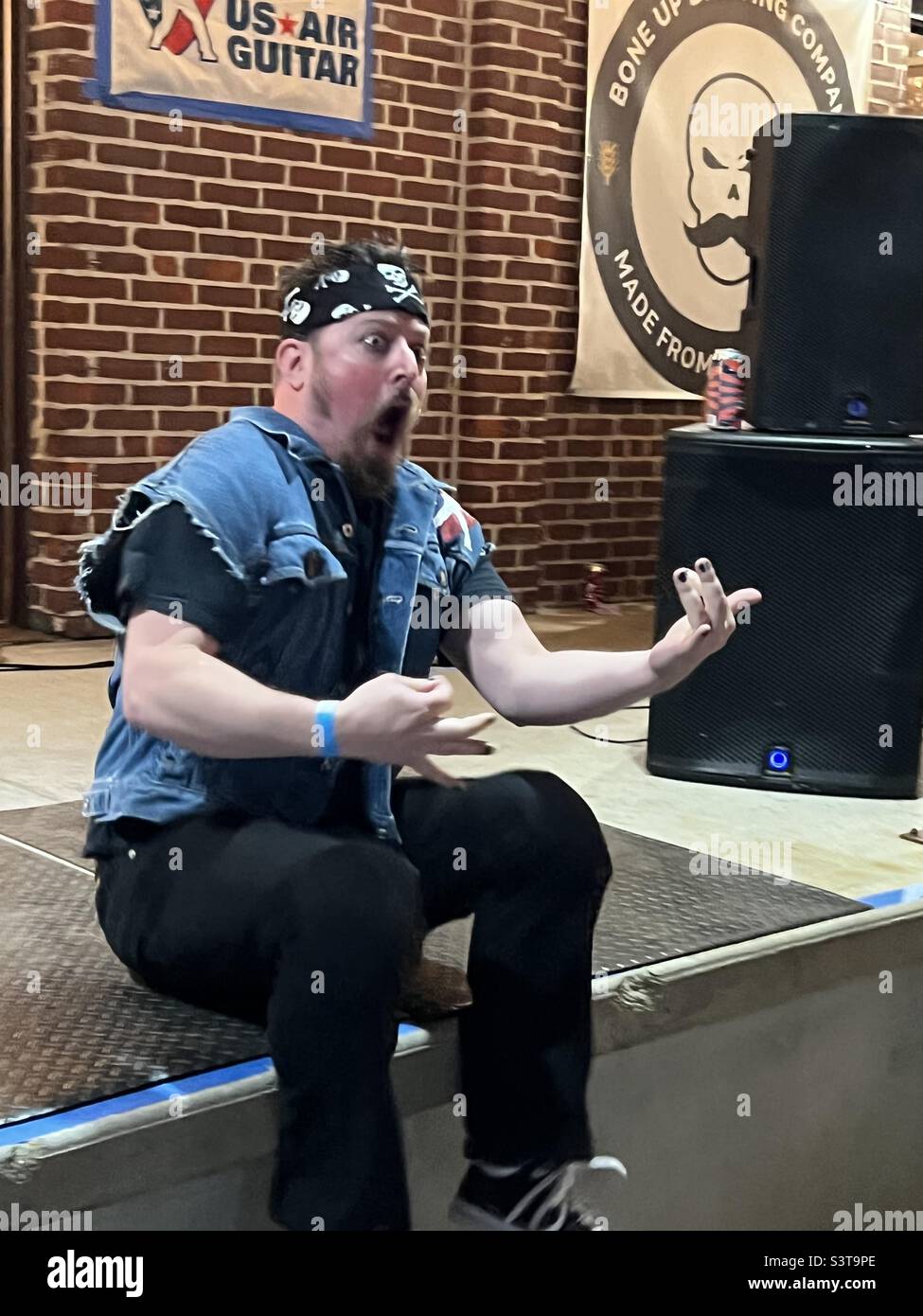 Performance del concorrente di Air Guitar "Filthy Fingers" all'evento annuale del campionato regionale di chitarra aerea di Boston - Immagine stock catturata con smartphone
