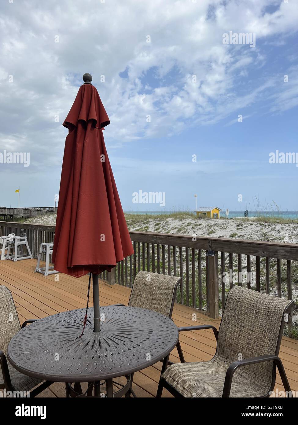 Tavolo da pranzo all'aperto con ombrellone Foto Stock