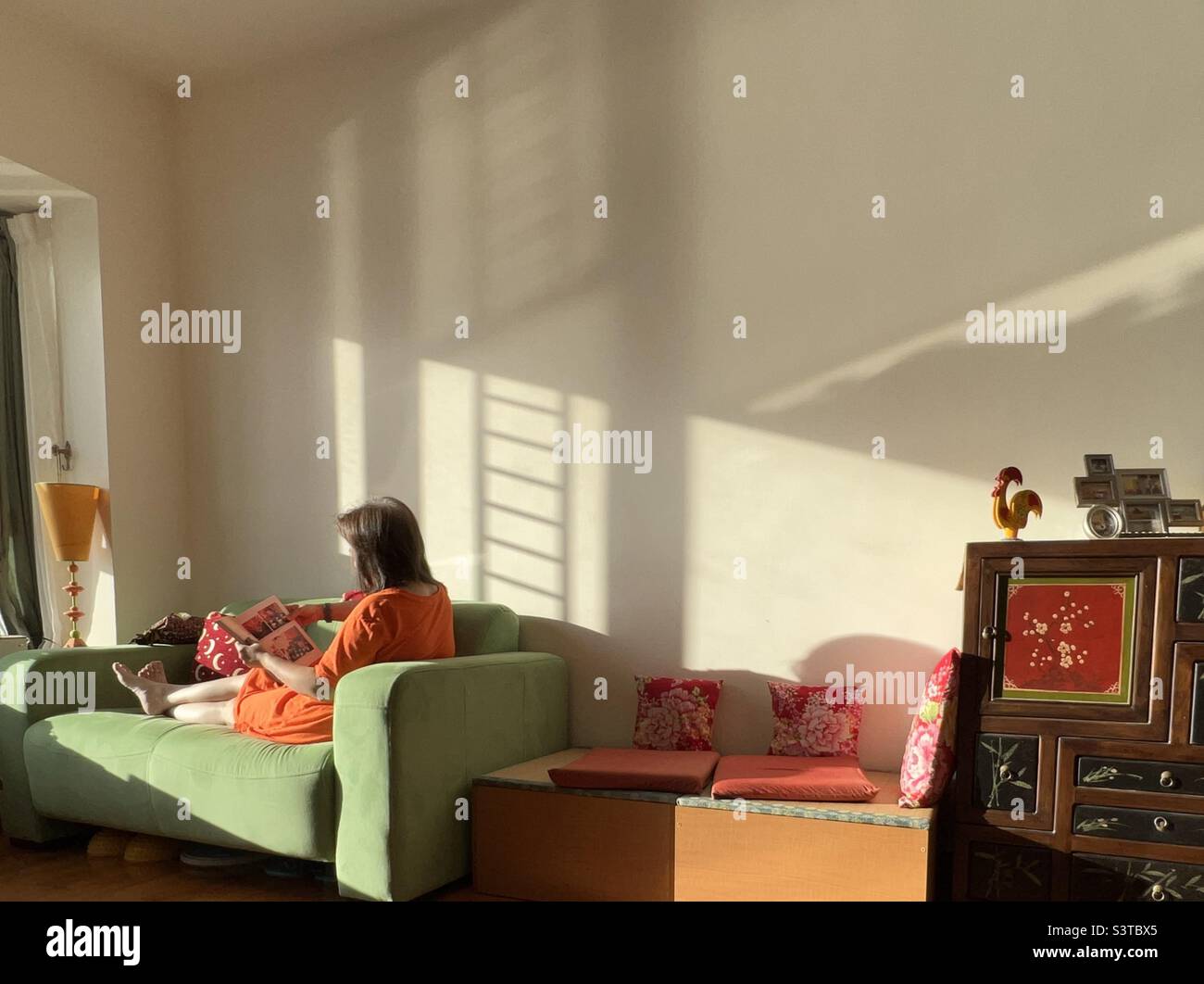 Lettore del mattino Foto Stock