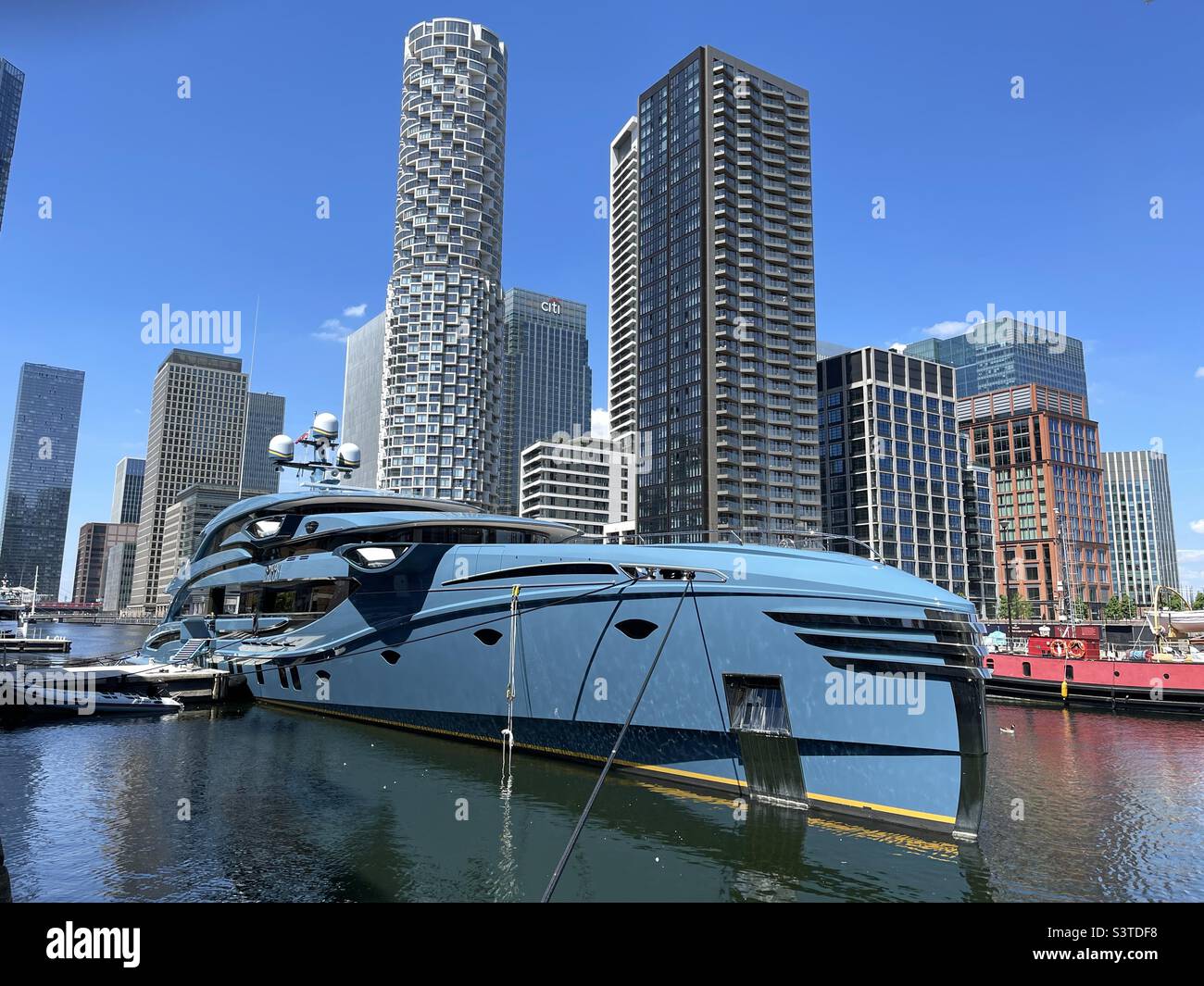 Lussuoso super yacht Phi ormeggiato a Canary Wharf, Londra. La barca è di proprietà di un miliardario russo ed è stata sequestrata dall'Agenzia Nazionale del crimine. Foto Stock
