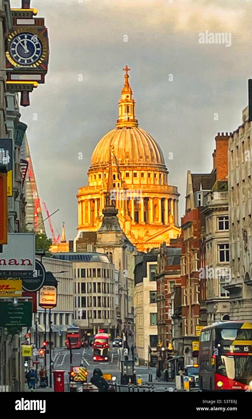 La sera i raggi catturano la cupola della Cattedrale di St Paul nella città di Londra. Foto Stock