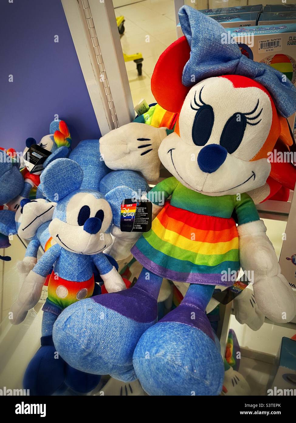 I giocattoli di topo Plushy Minnie nei colori dell'arcobaleno del mese dell'orgoglio al grande magazzino Macy's a Herald Square, 2022, USA - Immagine stock catturata con smartphone