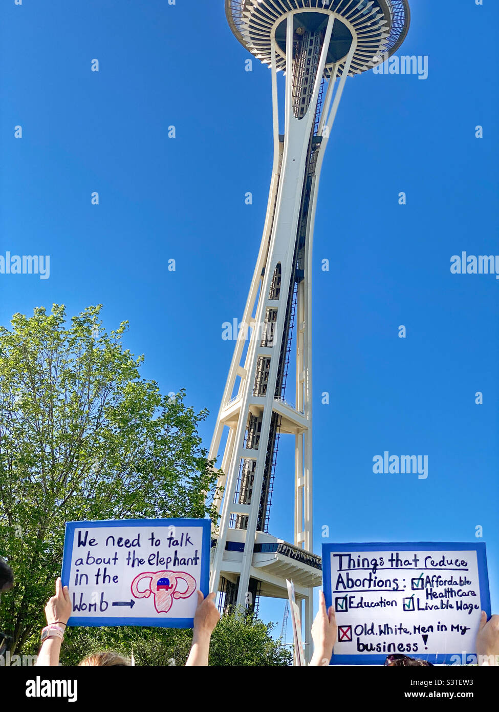 Marzo in protesta per la decisione della Corte Suprema del 24 luglio 2022 di rovesciare il punto di riferimento Roe V Wade, sradicare così la protezione federale per i diritti di aborto. Seattle, WA 6/25/2022 Foto Stock