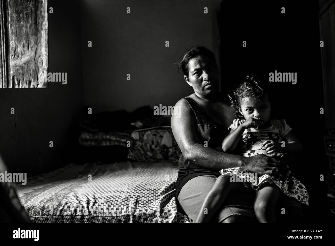 Donna che cosa suo bambino in una zona rurale brasiliana Foto Stock