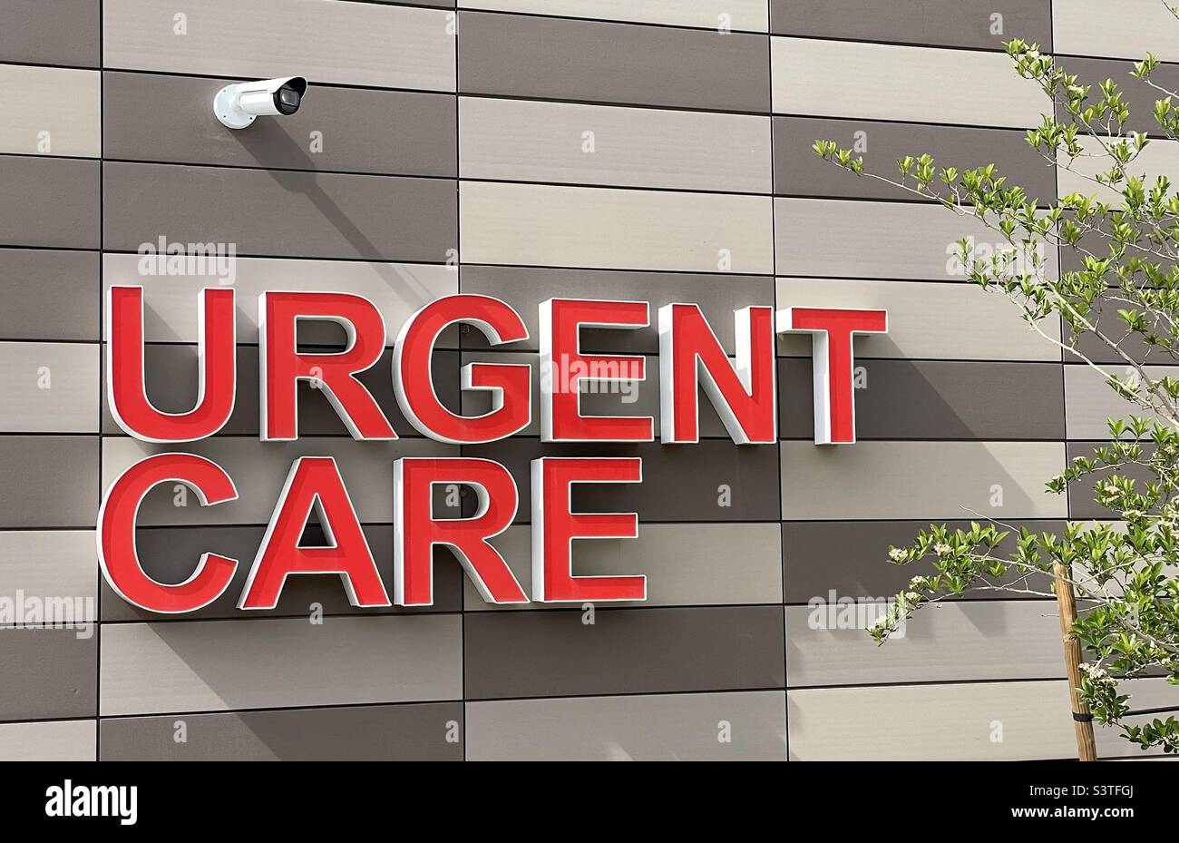 Le lettere grandi, in grassetto e in rosso leggono “urgent Care” su un edificio di clinica medica nello Utah, Stati Uniti. - Immagine stock catturata con smartphone