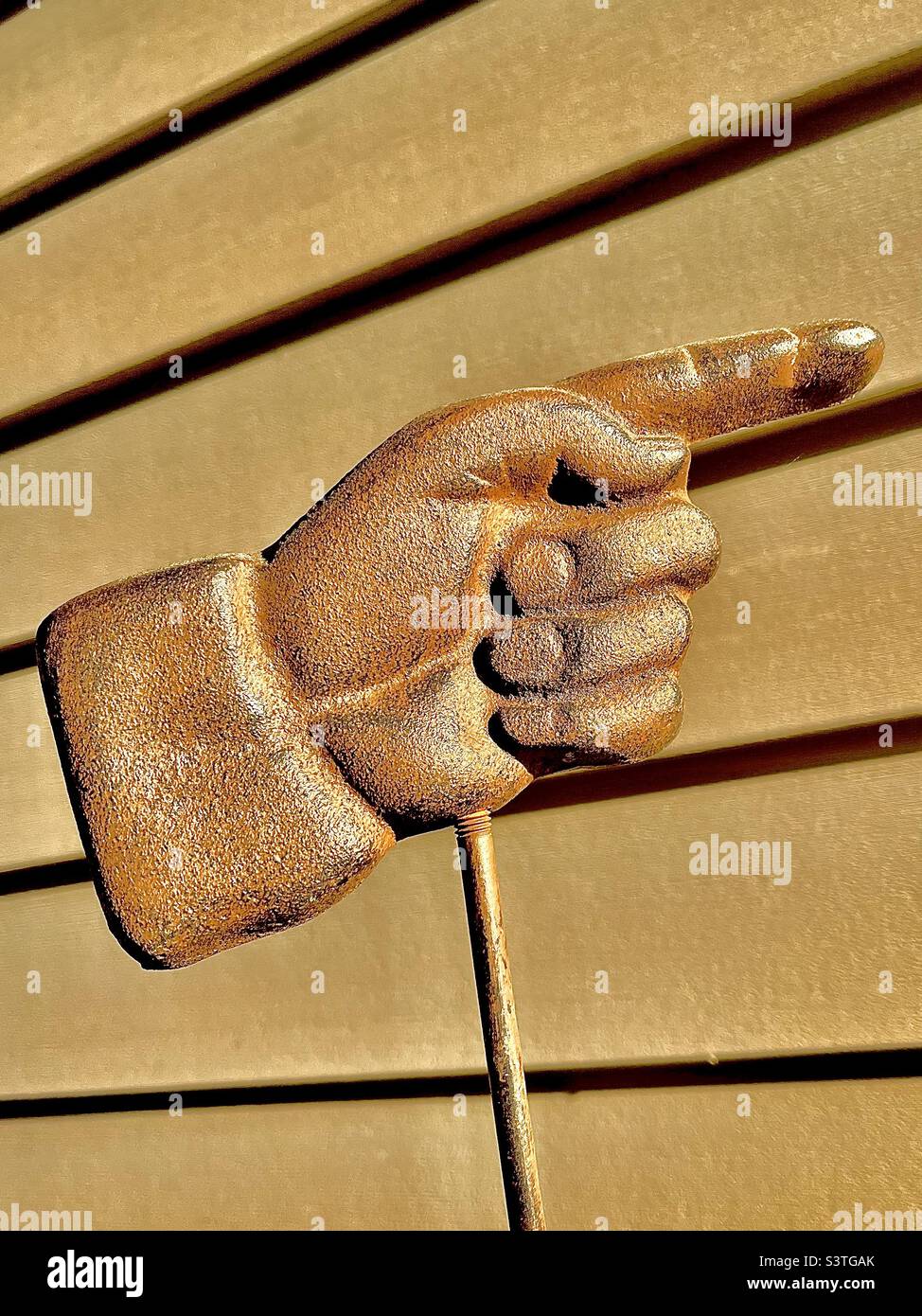 Mano con il dito che indica la strada Foto Stock