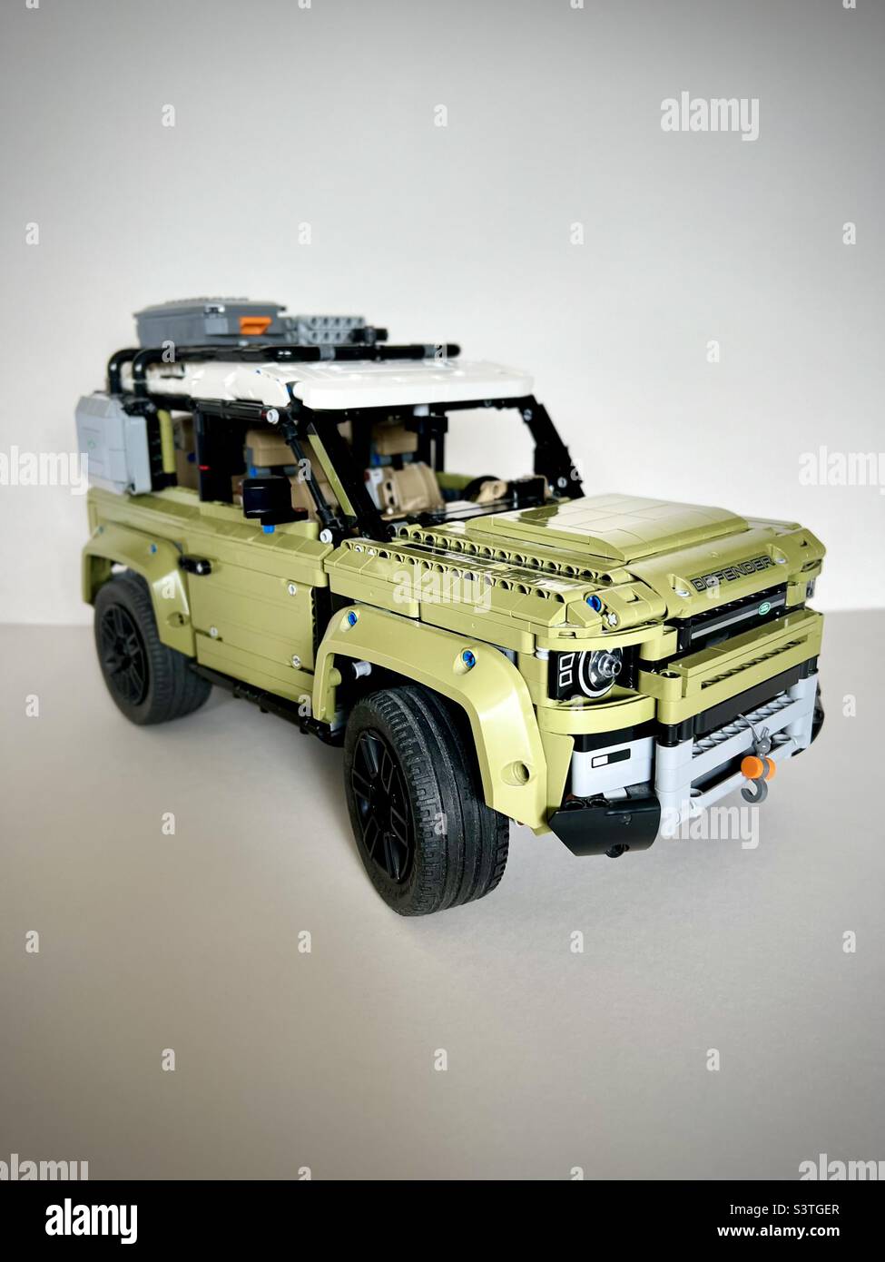 L'eccellente collezione Lego Technic Land Rover Defender, lunghezza 43cm, altezza 23cm larghezza 22cm. Con trazione a 4 ruote motrici completamente funzionante, cambio selezionabile gamma alta e bassa e componenti del motore funzionanti. Foto Stock