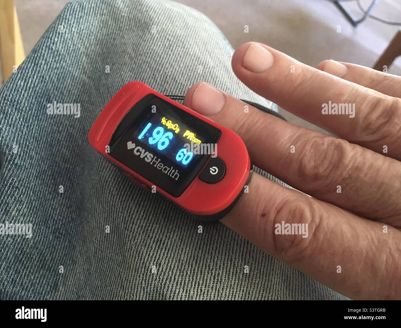 Controllo del livello di ossigeno con sonda a dito - Immagine stock catturata con smartphone