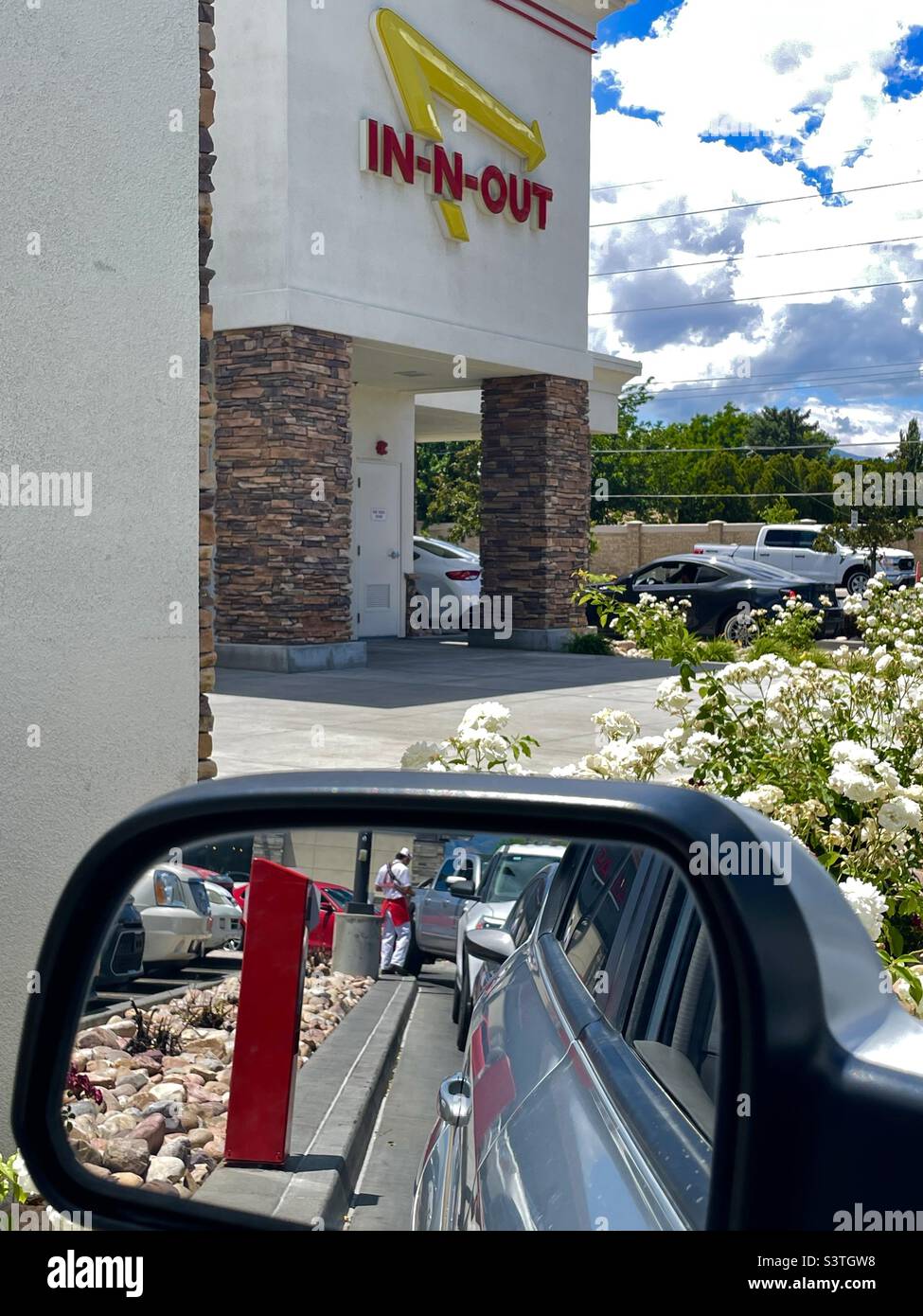 Preso dall'interno di un'auto in attesa durante il viaggio attraverso un ristorante fast food in-n-out nello Utah, USA. - Immagine stock catturata con smartphone