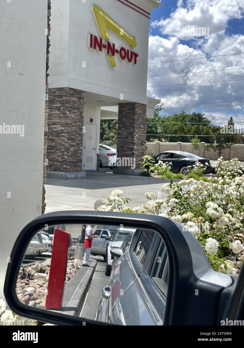 Preso dall'interno di un'auto in attesa durante il viaggio attraverso un ristorante fast food in-n-out nello Utah, USA. - Immagine stock catturata con smartphone