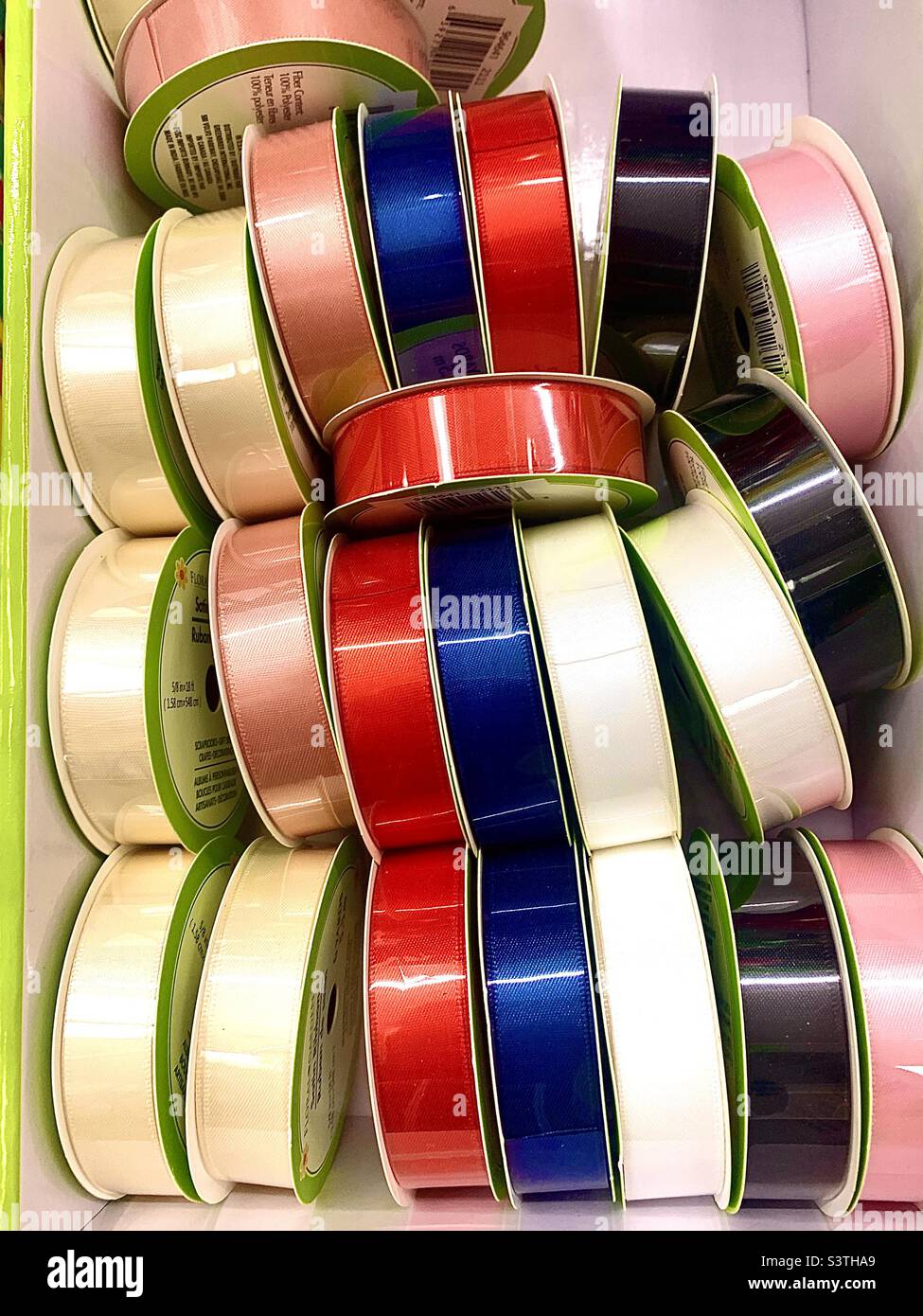 Nastro rosso, bianco, blu, nero e rosa in scatola - Immagine stock catturata con smartphone