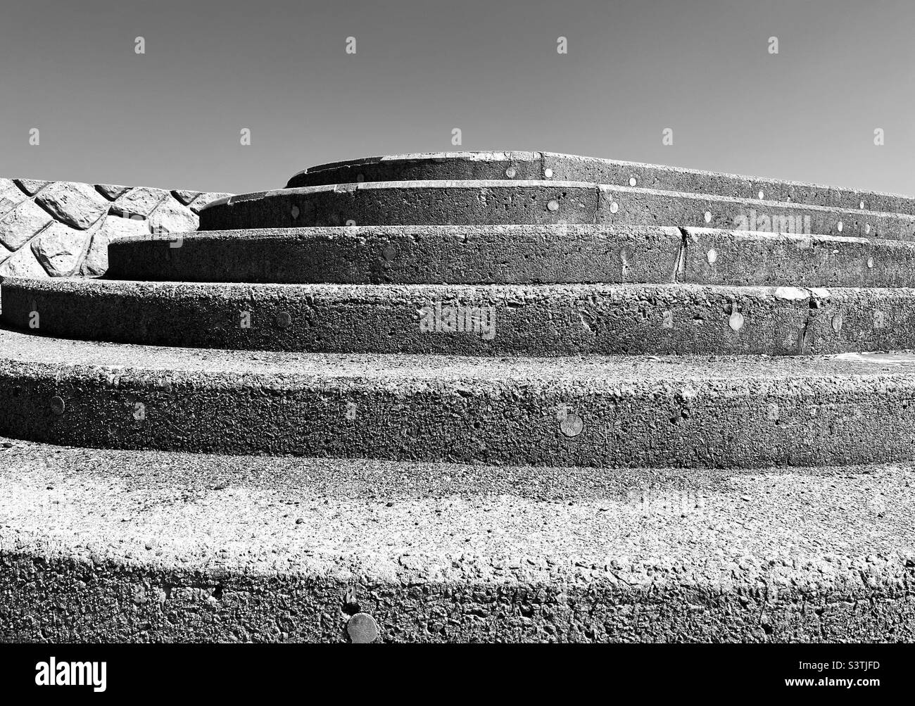Scalini in cemento arrotondati sul muro del mare défense - Immagine stock catturata con smartphone