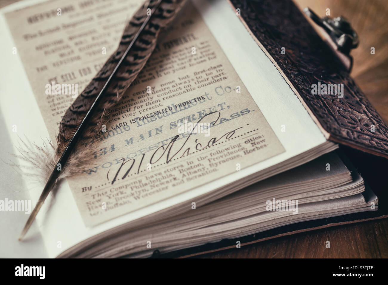 Un vecchio notebook vintage e piuma, aspetto retrò Foto Stock