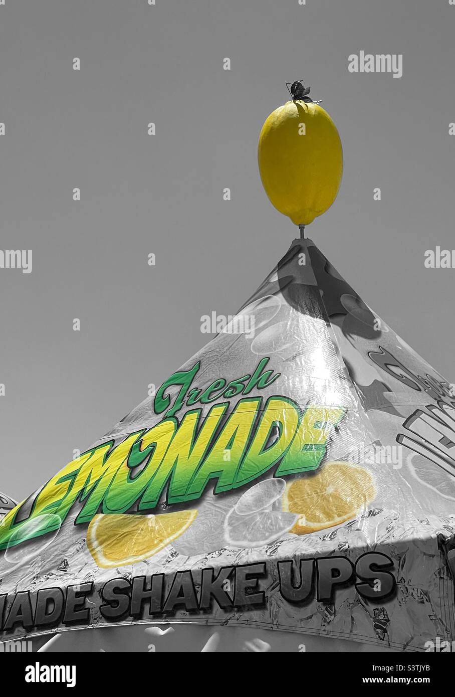La cima di una tenda in un festival locale dello Utah brilla sotto un sole estivo che fa pubblicità a limonata fresca e ghiacciata. L'applicazione IOS Color Splash è stata utilizzata per gli effetti di colore selezionati. - Immagine stock catturata con smartphone