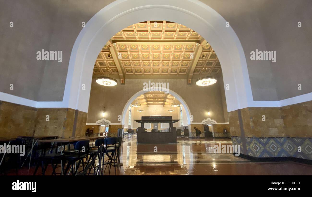 LOS ANGELES, CA, SETTEMBRE 2021: Ampia vista del chiosco informativo incorniciato da un arco in primo piano presso Union Station nel centro città, con soffitto decorativo - Immagine stock catturata con smartphone