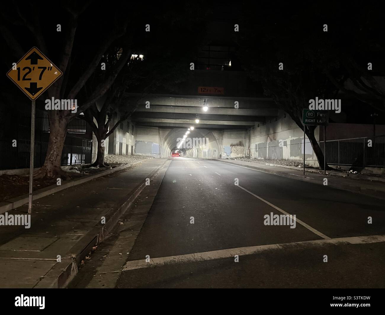Third Street Tunnel nel centro di Los Angeles di notte - Immagine stock catturata con smartphone