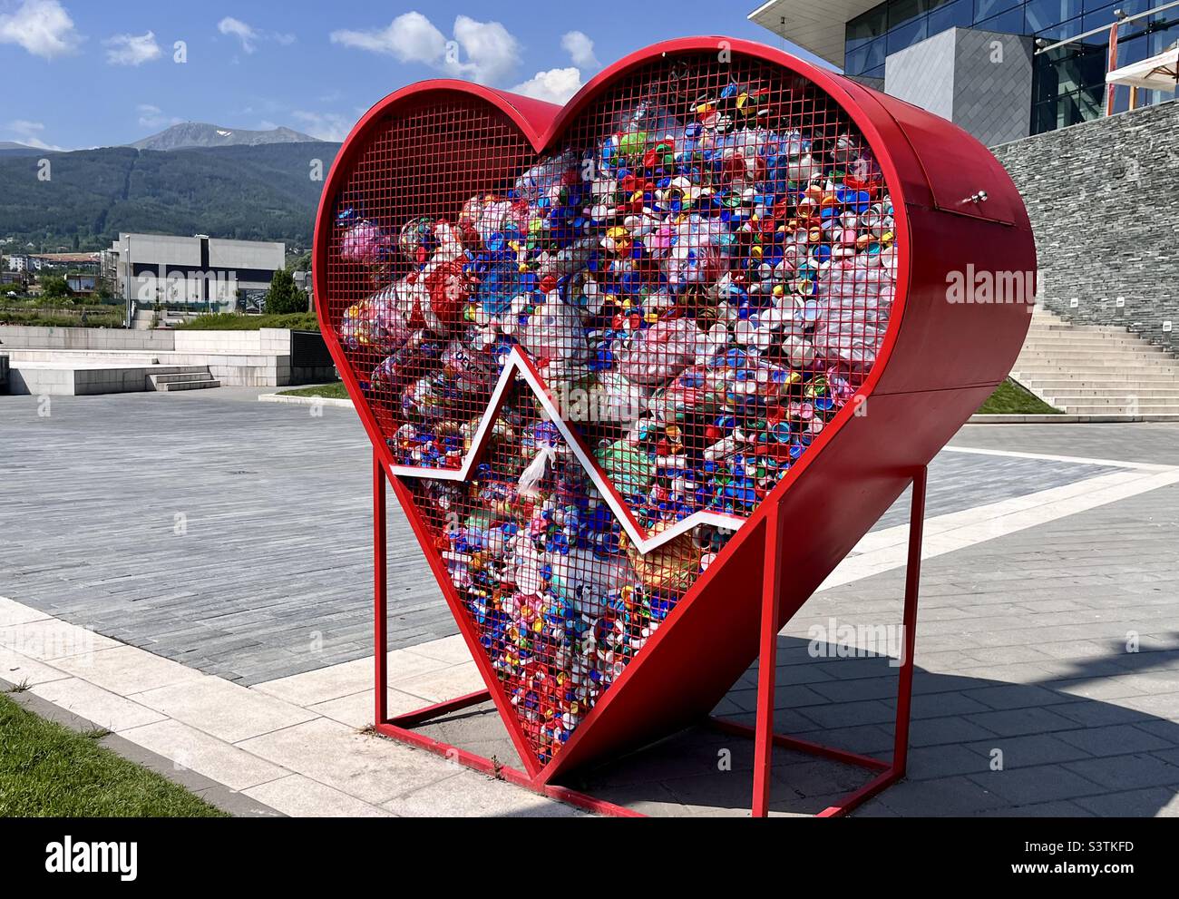 Contenitore di raccolta per la raccolta di tappi di plastica per un'iniziativa di beneficenza, un punto di raccolta di campagne di beneficenza a Sofia, Bulgaria, Europa orientale, UE - Immagine stock catturata con smartphone