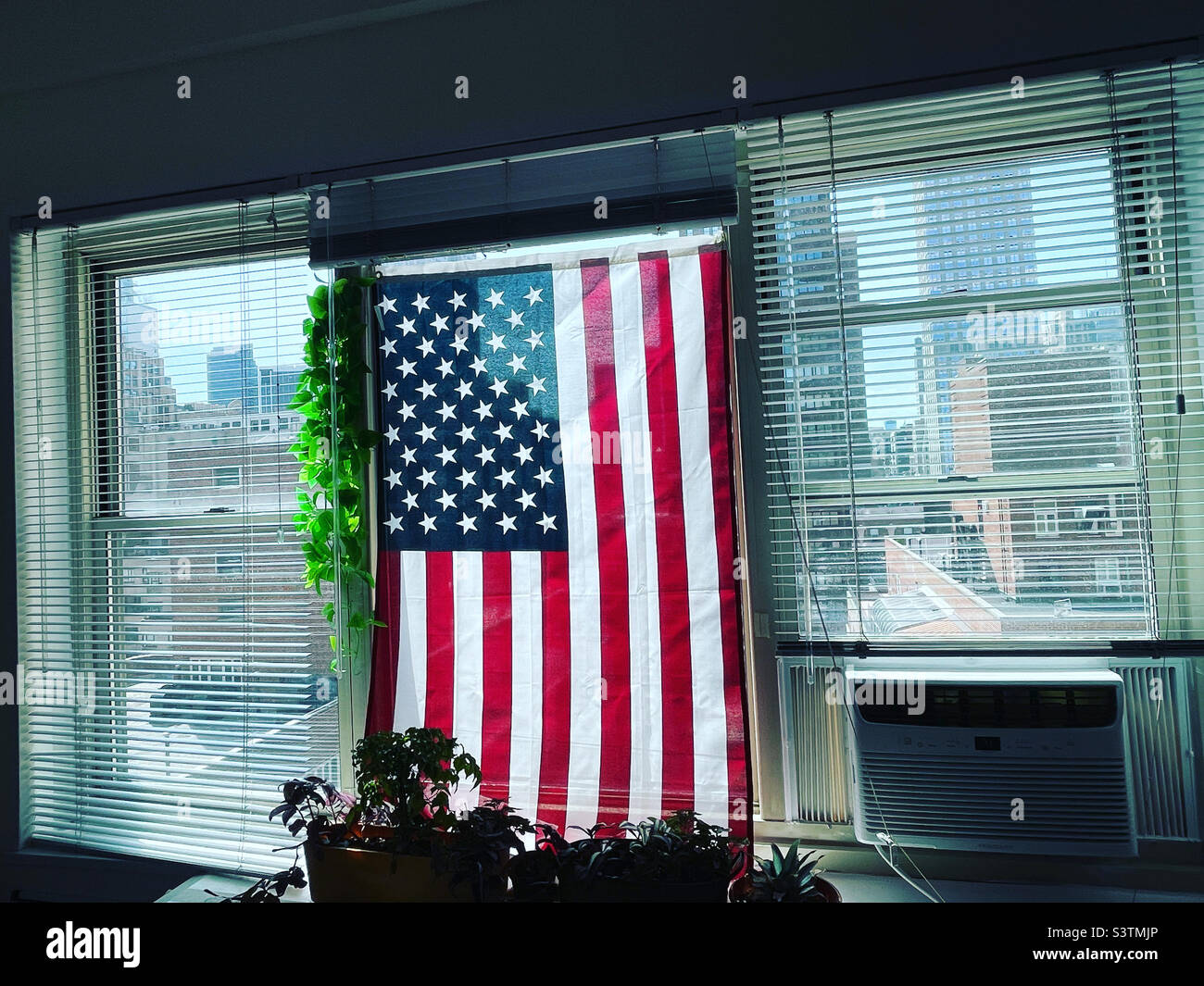Bandiera americana visualizzata nella finestra di un appartamento di New York - Immagine stock catturata con smartphone